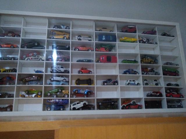 Estacionamento e carros HotWheels