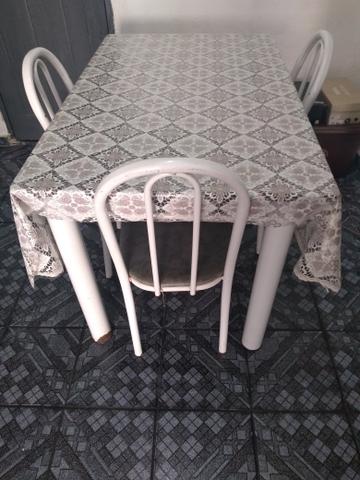 Mesa com 03 cadeira em boas condições - Foto 3