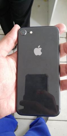 Vendo ou Troco iPhone 8 torna de 400 da minha parte - Foto 3