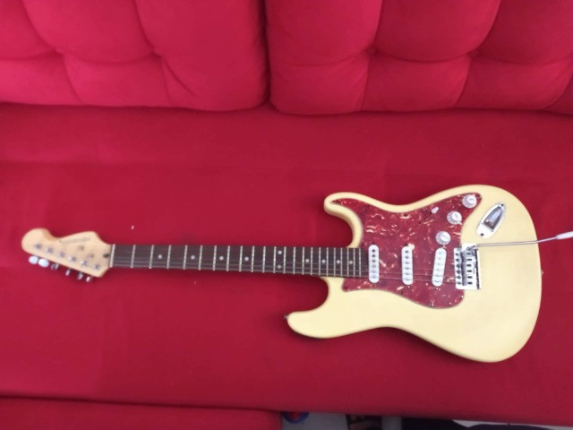 Guitarra Phoenix usada modelo Stratocaster com alavanca