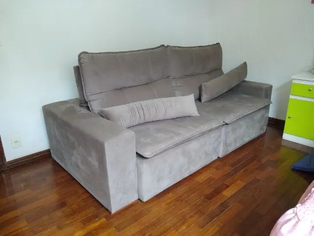 Sofá cama retrátil em sued cinza, conservadíssimo.
