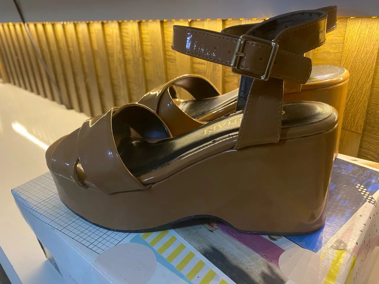 Sandália plataforma marrom