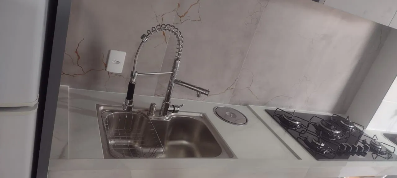 pias de banheiro e cozinha em porcelanato