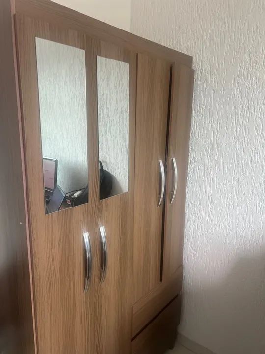 Guarda-roupa de madeira com espelho - Foto 4