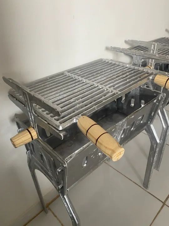 Churrasqueira de Alumínio com Pés - Ideal para seu Churrasco!