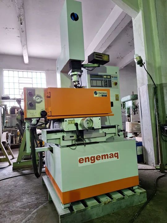ELETROEROSÃO EDM-200NC - ENGEMAQ
