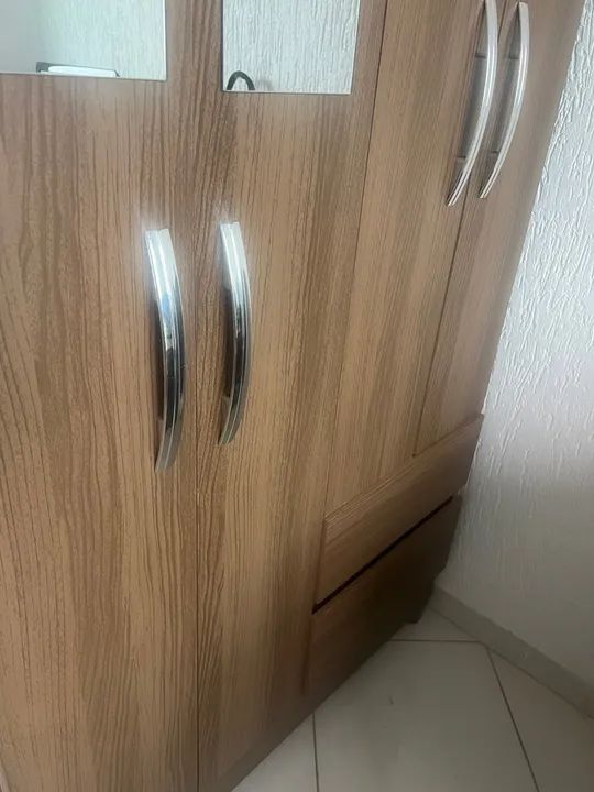 Guarda-roupa de madeira com espelho - Foto 3