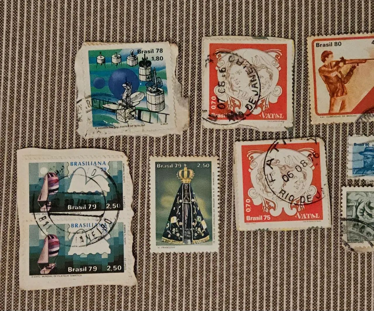 Lote Selos Postais Antigos Décadas de 1970 e 1980 - Foto 2