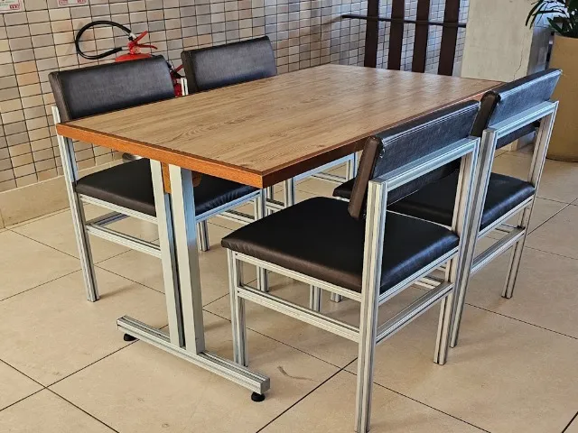 Mesa retangular com cadeiras de alumínio - restaurantes