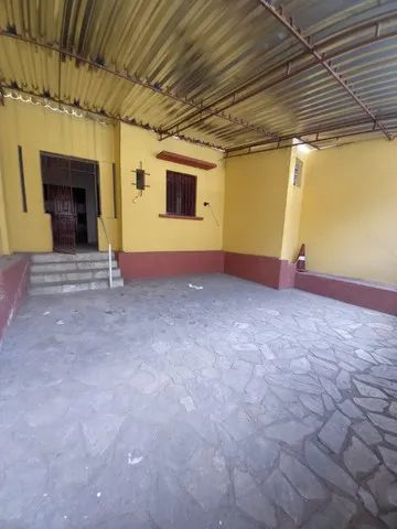 Cod: 14 - 02 Casas vizinhas 01 com 06 salas e 01 com 05 quartos, 380m2 de área - Centro
