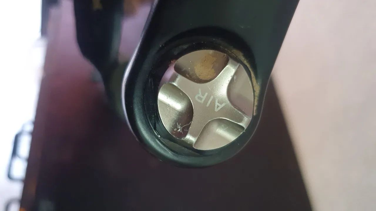 Suspensão de bicicleta com regulagem de ar