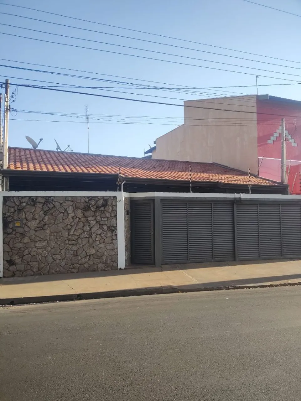 Casa Linda na Avenida com Sobrado no Fundo