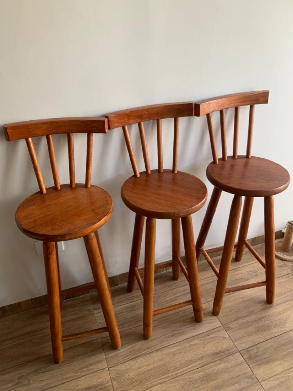 3 Banquetas em madeira maciça envernizada