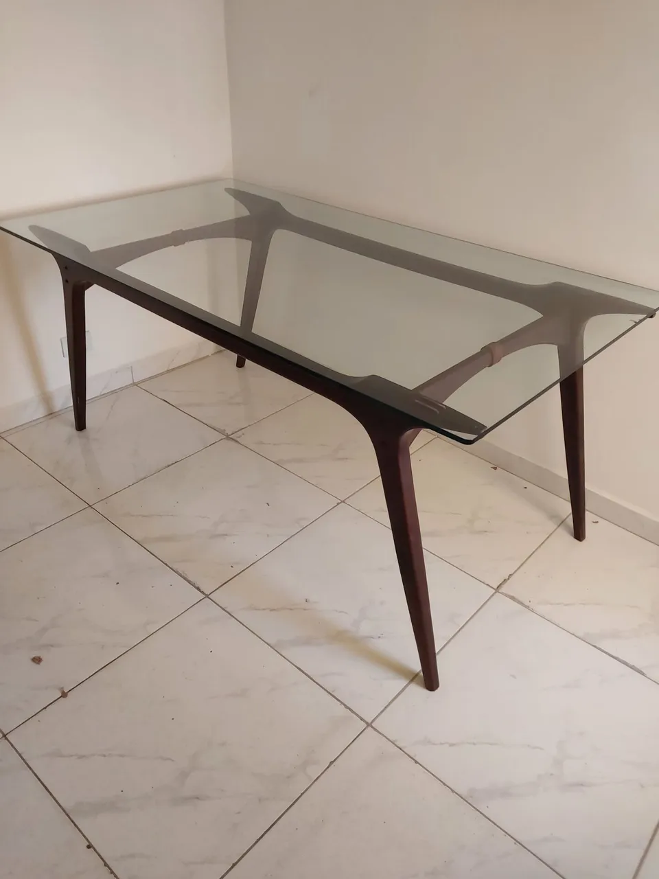 Mesa de vidro e madeira