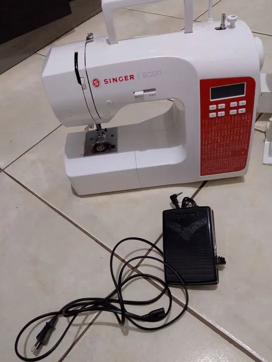 Máquina de Costura Singer SC220