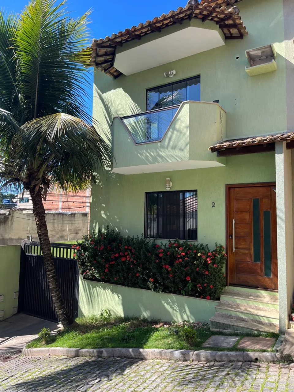 Aluga-se excelente casa duplex (condomínio ) com 3 quartos e 2 vagas (Novo Cavaleiros)
