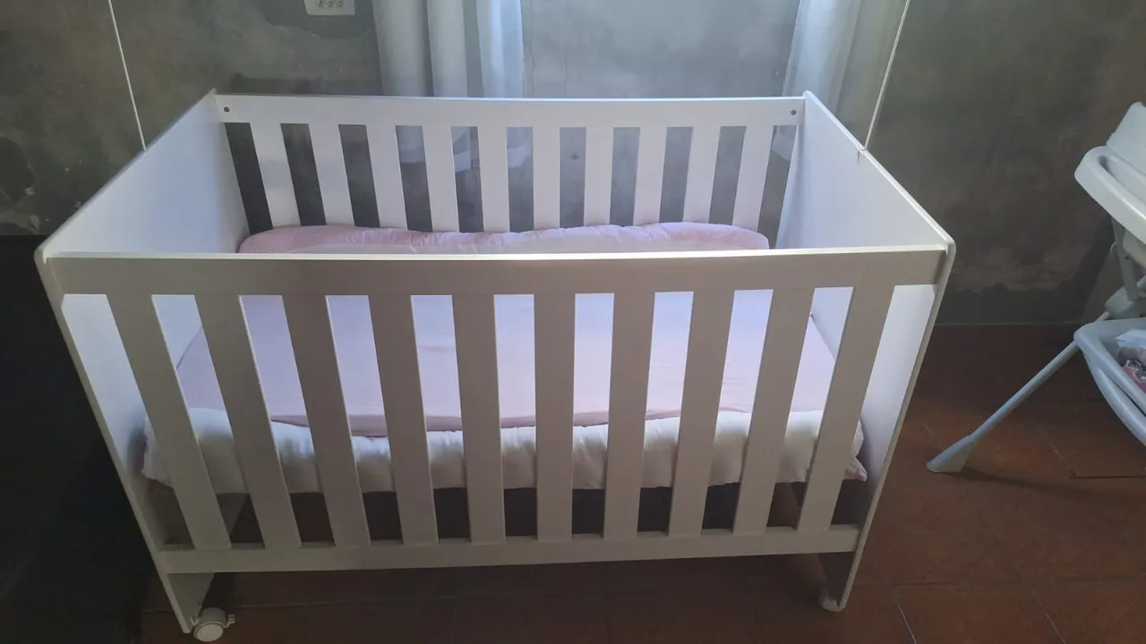 Berço branco para bebê