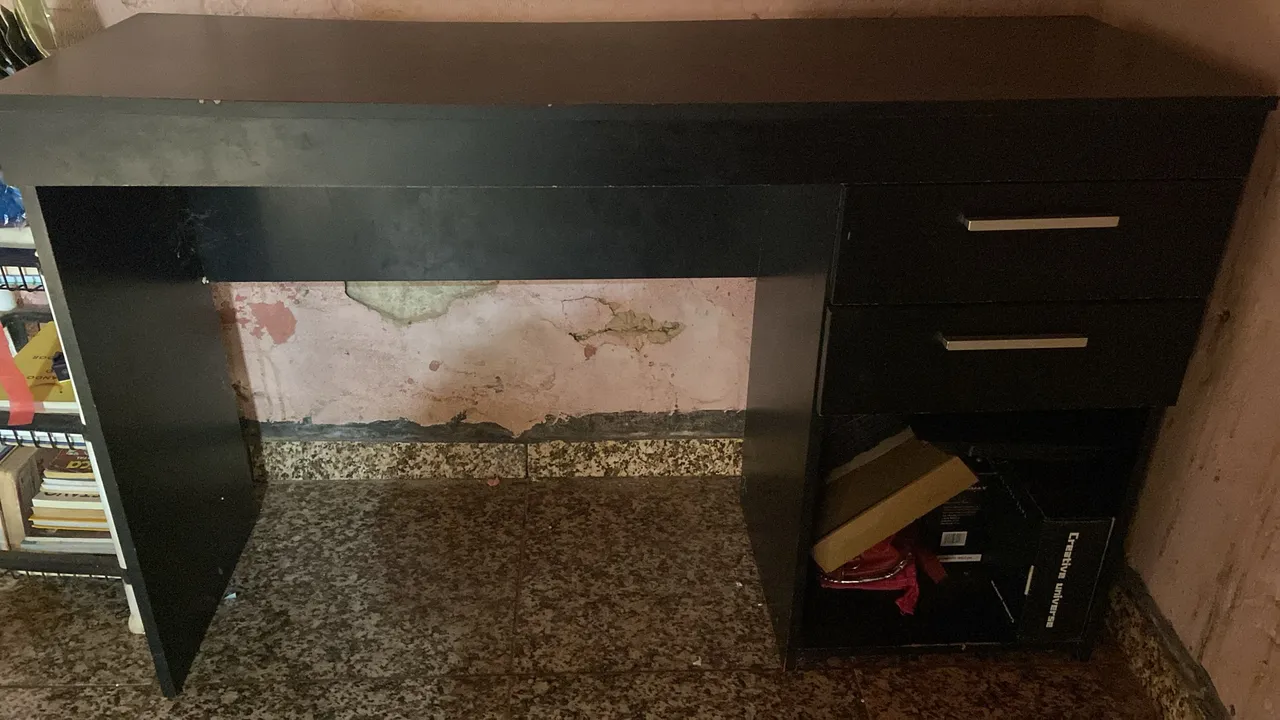 Escrivaninha preta com gavetas
