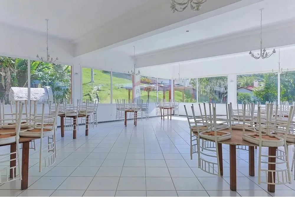 Sala comercial para locação no Bairro Carvoeira - Florianópolis.