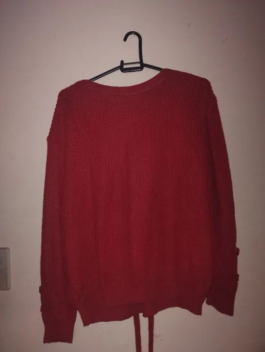 Suéter vermelho feminino, corte renascentista, com gola e pulso ajustáveis. Tamanho G. - Foto 5