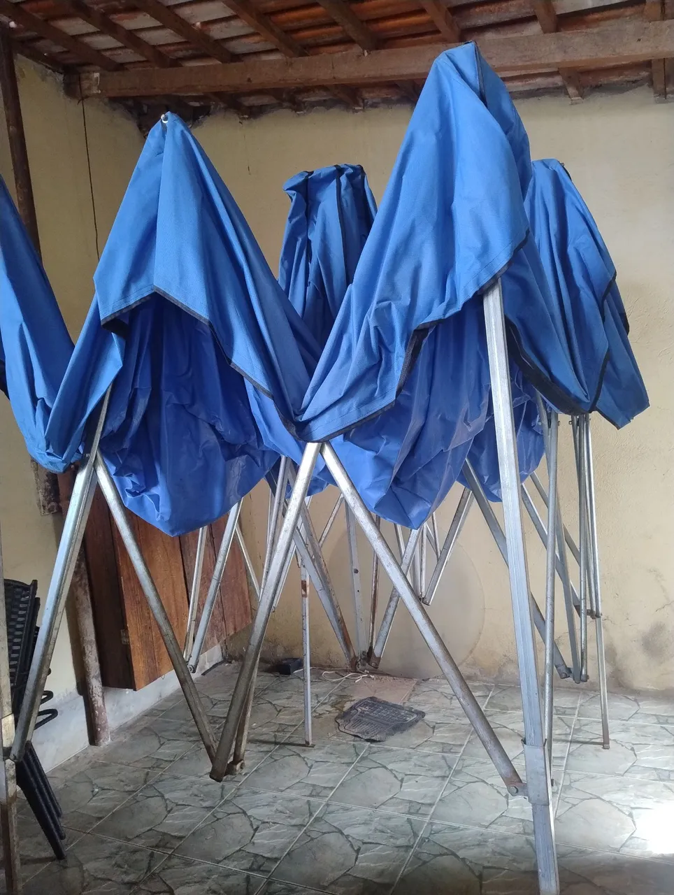 Tenda dobrável azul para eventos