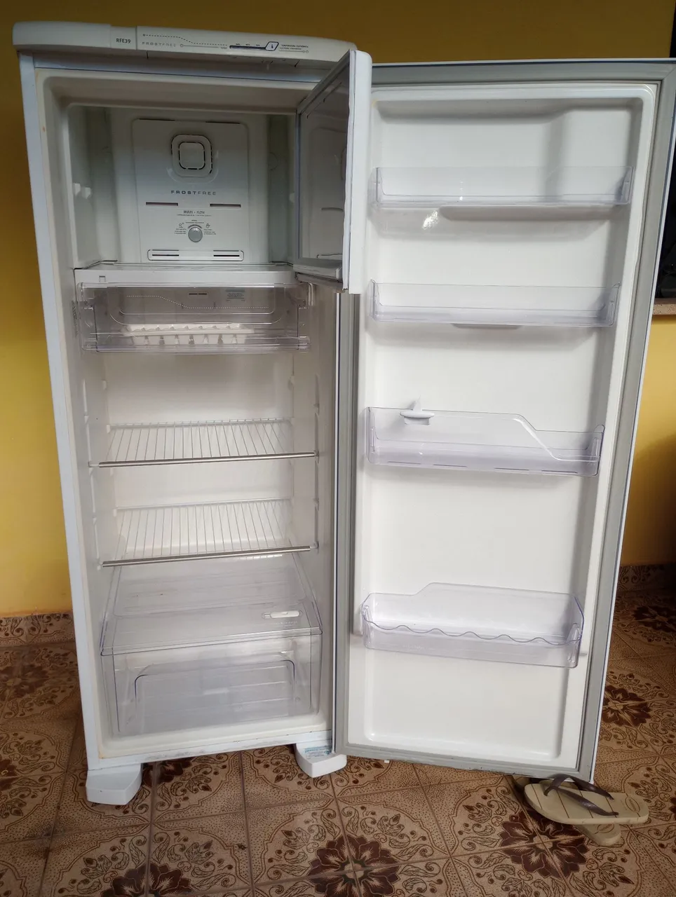 Geladeira Frost Free gelo seco bem novinha