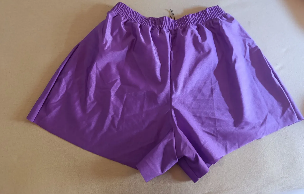 Shorts Roxo, e short verde neon no tecido cirrê.