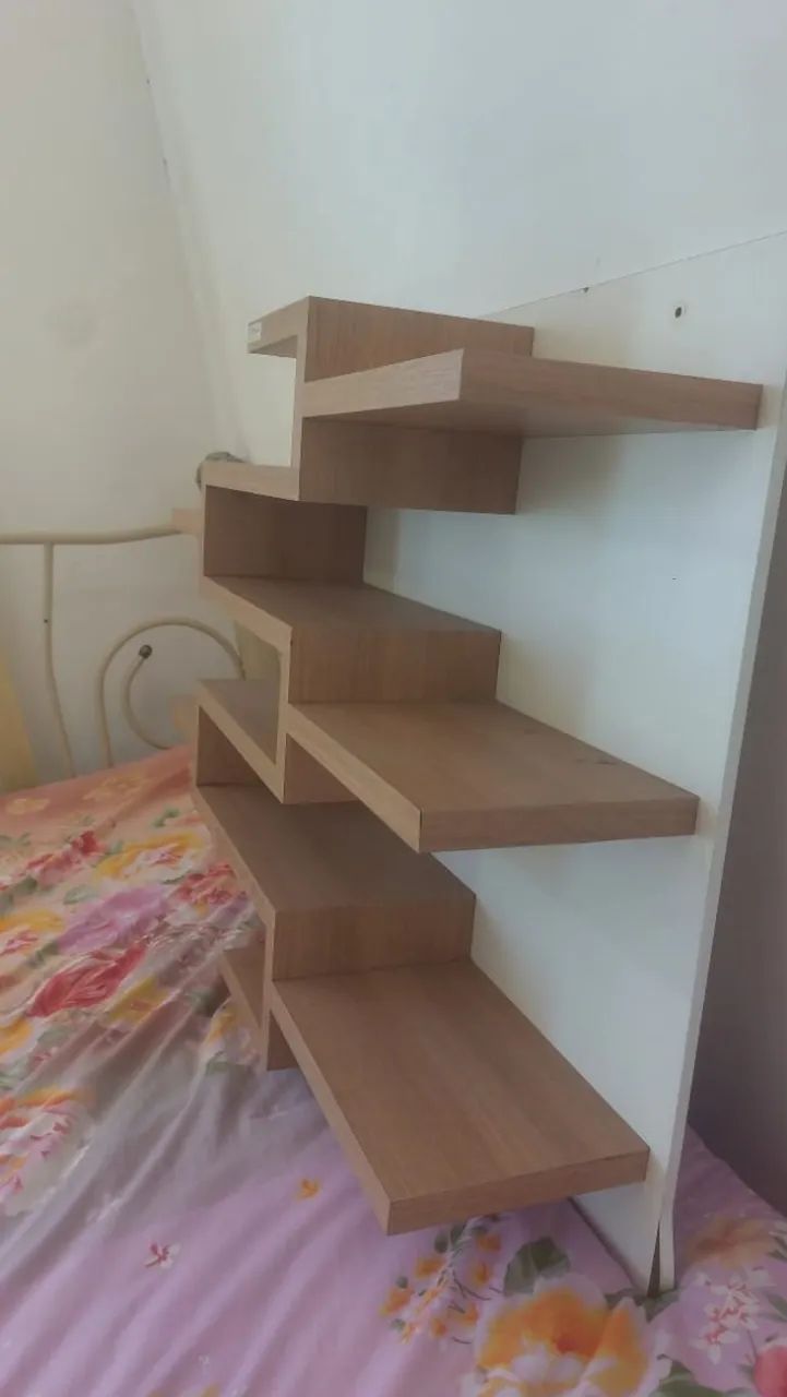 Estante de Parede com Fundo Branco e Prateleiras Amadeiradas - Foto 5