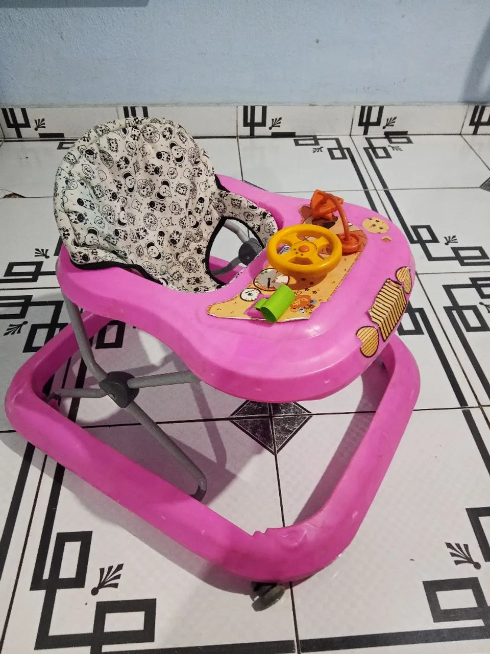 Andador Infantil Rosa com Atividades - Diversão Garantida!