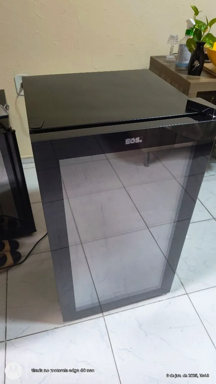 Adega EOS - Design Moderno e Eficiência