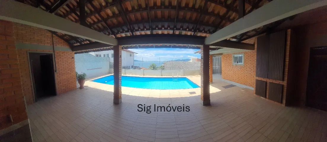 Casa grande, boa para negociar, em Coqueiros de 4 dormitórios. - Foto 3