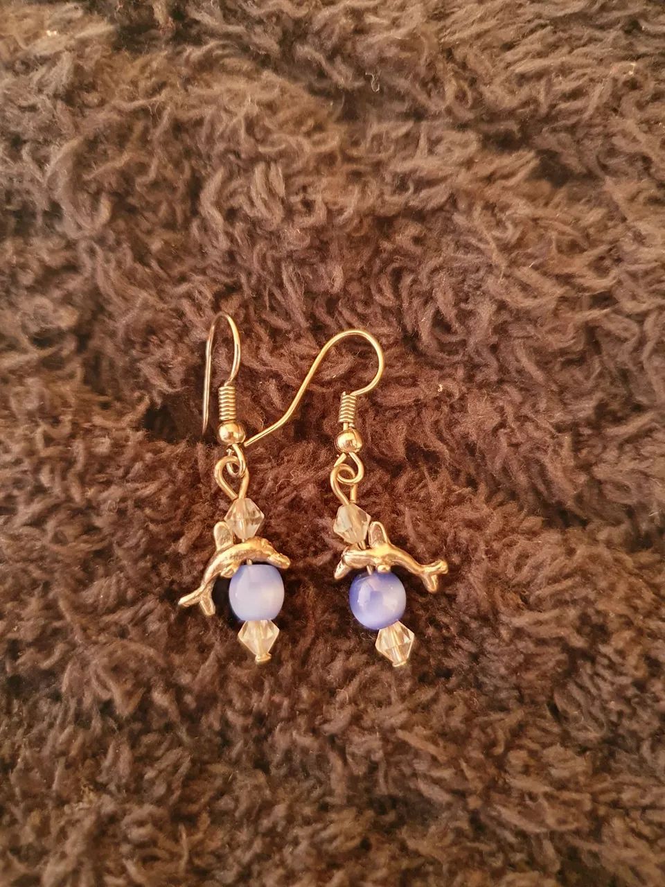 Brincos de golfinho detalhe azul