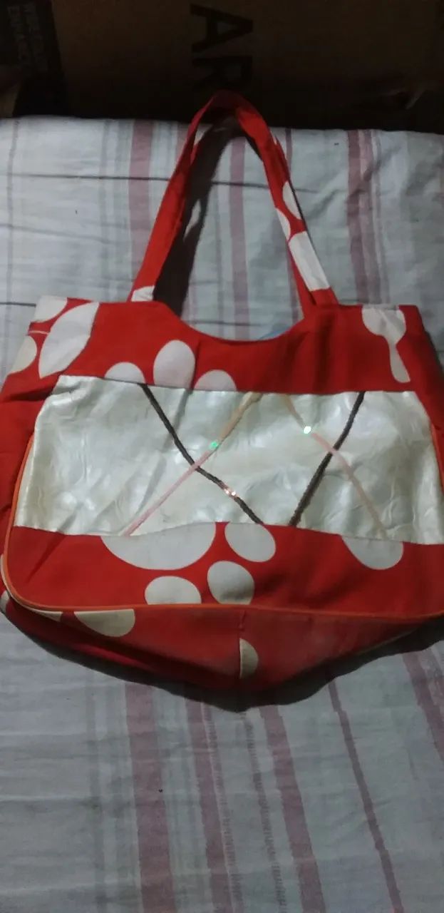 Bolsa de ombro vermelha com detalhes