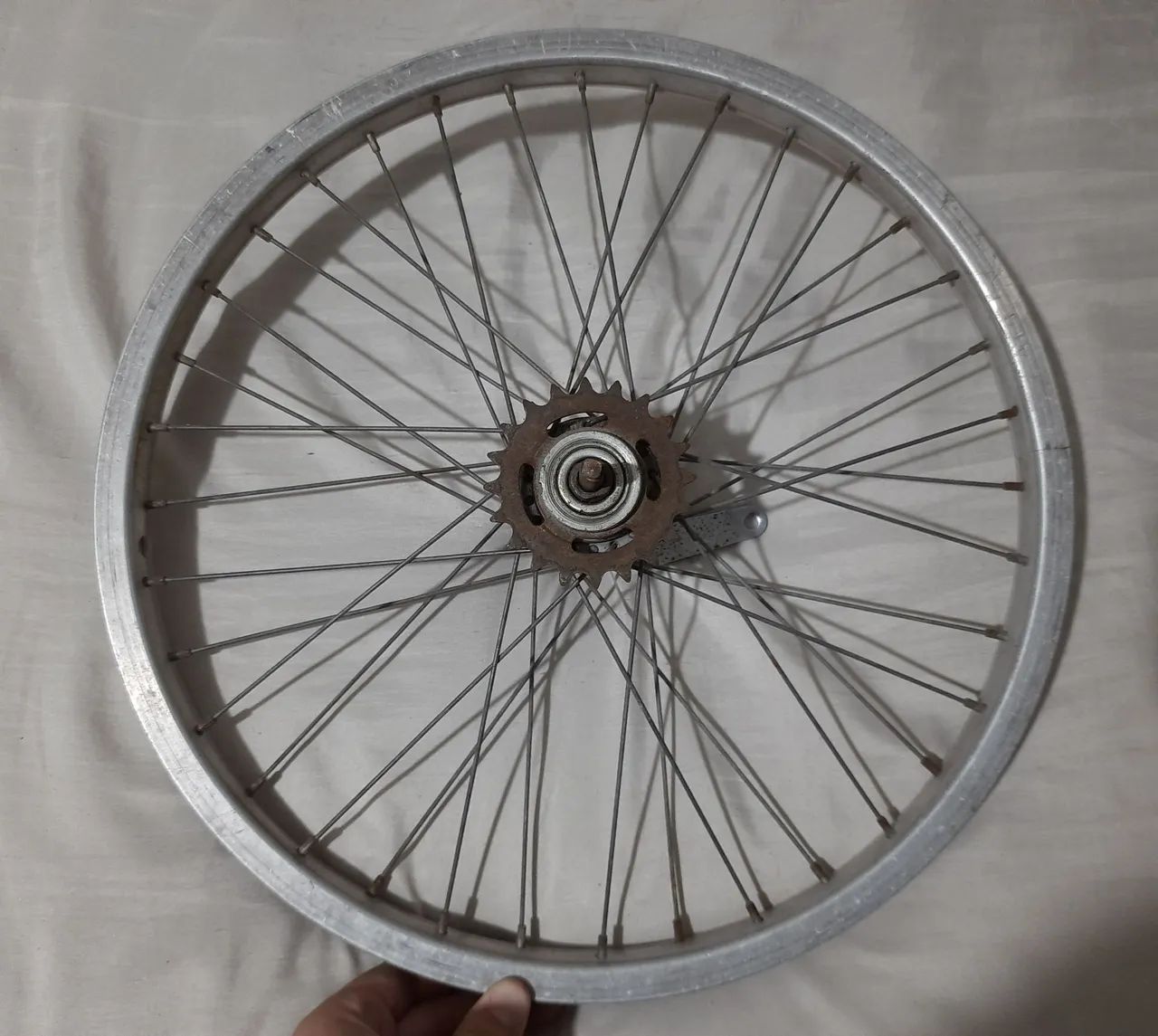 Roda de bicicleta aro 20 Cubo Velosteel República Tcheca. - Foto 2