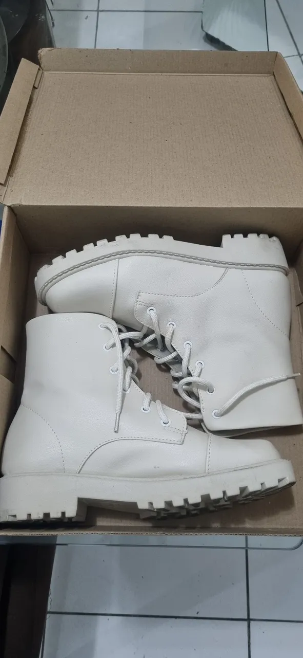 Vendo Bota Feminina Branca Cano Curto