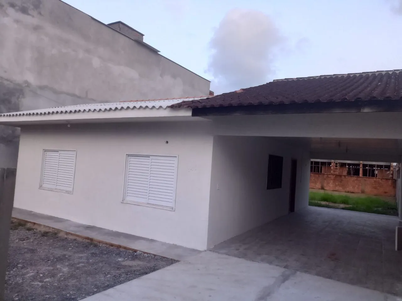 Vende-se terreno com casa (não consta na escritura)