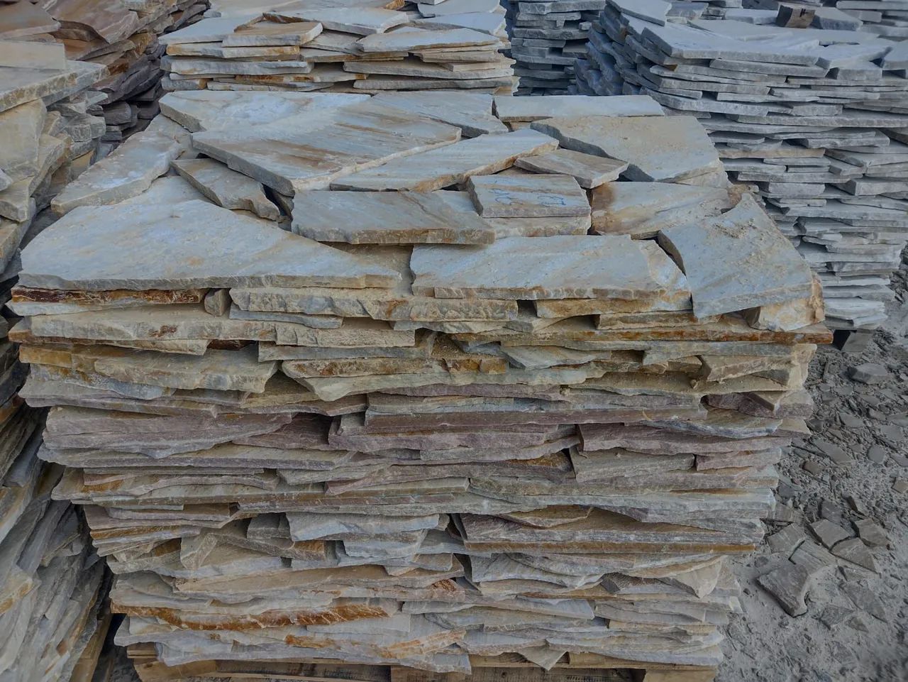 Cacos de pedras são Tomé mesclado amarelo para revestimentos 