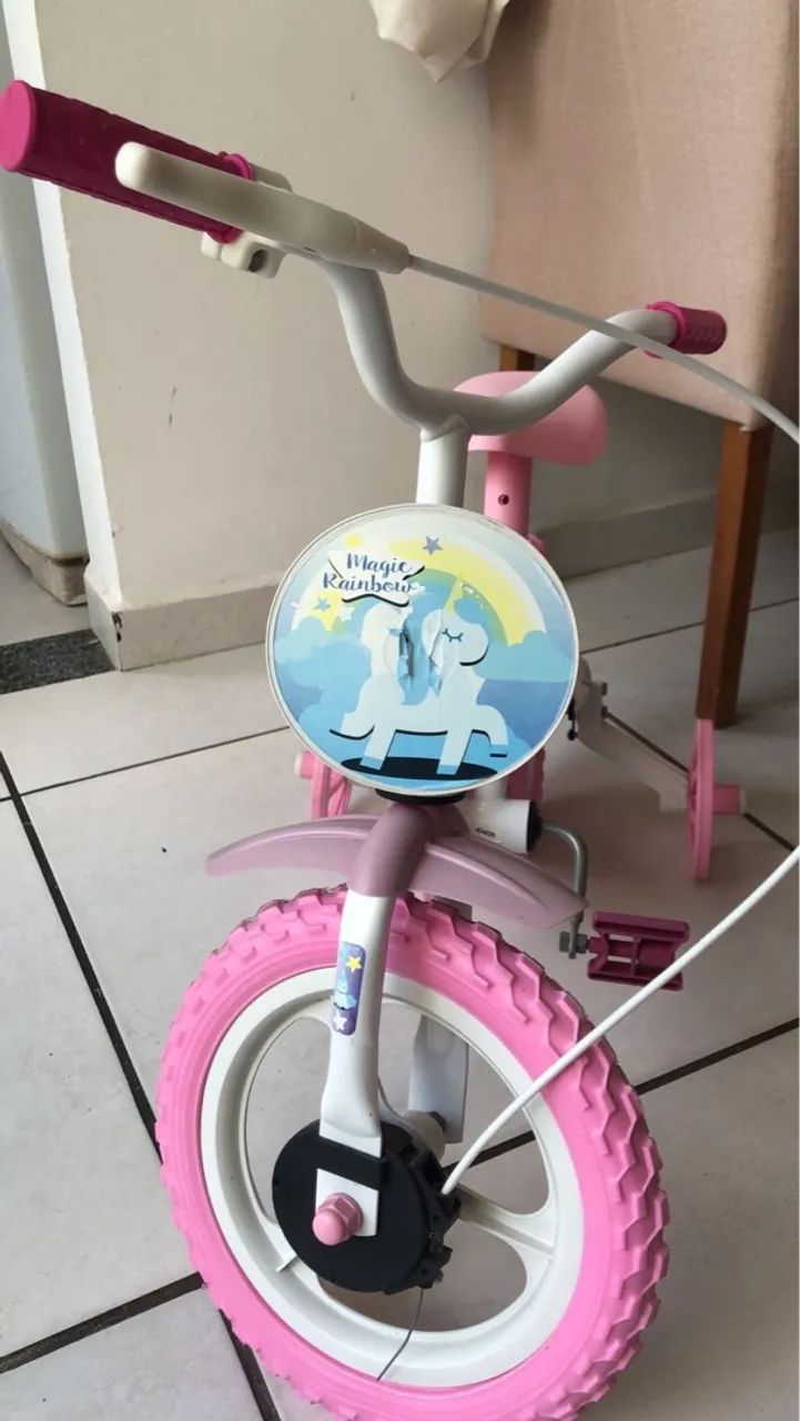 Bicicleta infantil muito nova 