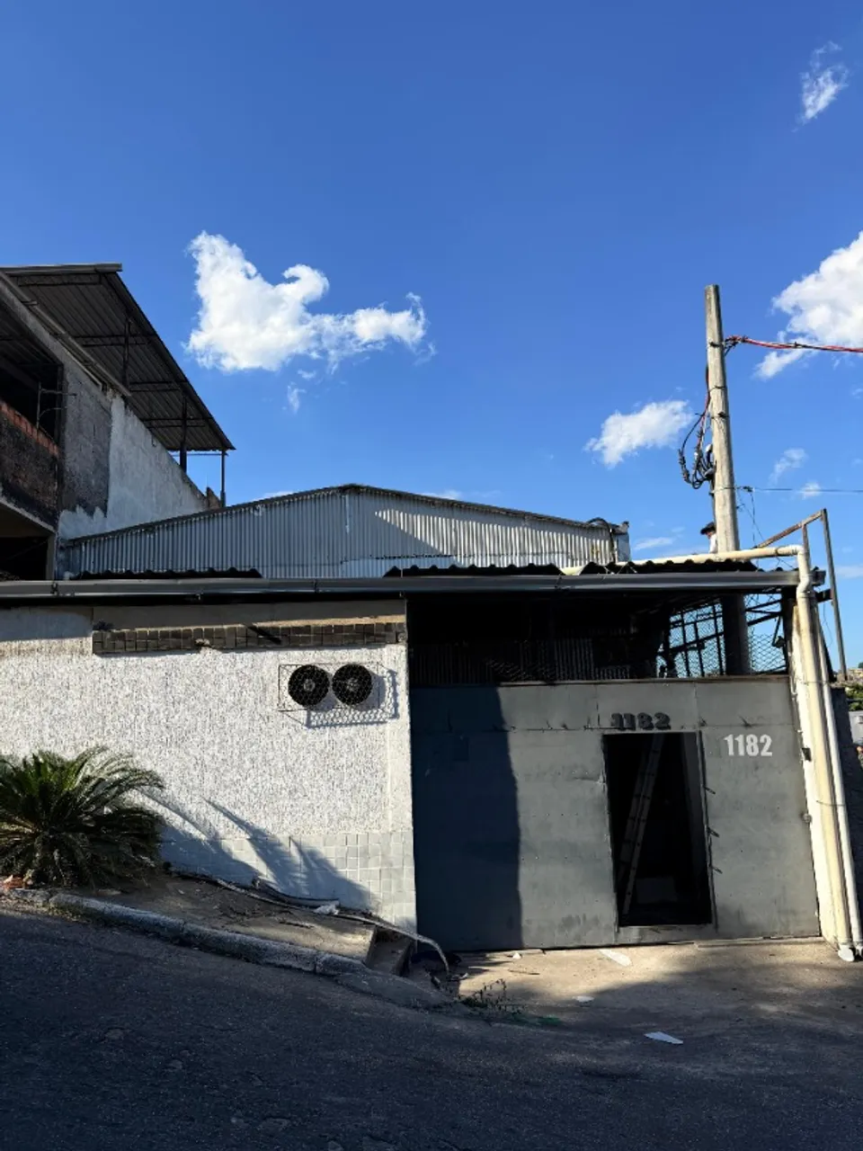 Galpão em São João de Meriti, na saída da Dutra, com mais de 400m²