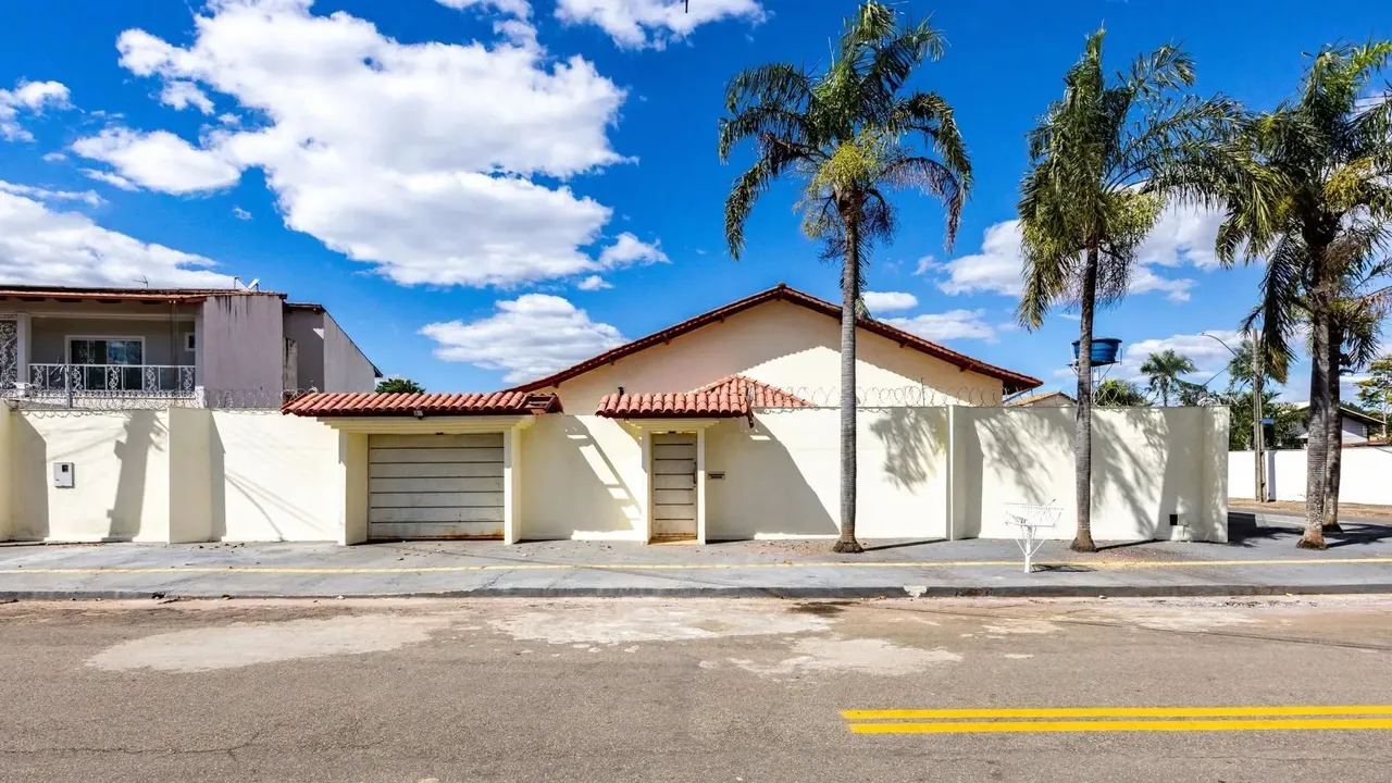 Casa térrea de esquina à venda no Setor Jaó