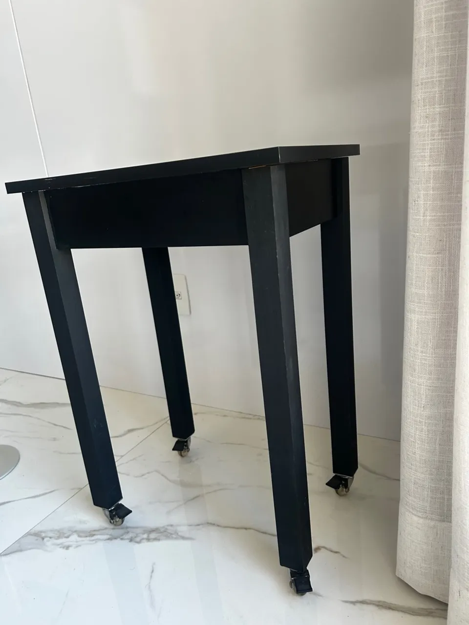 Mesinha de apoio preta com rodinhas - MDF, ótimo estado!