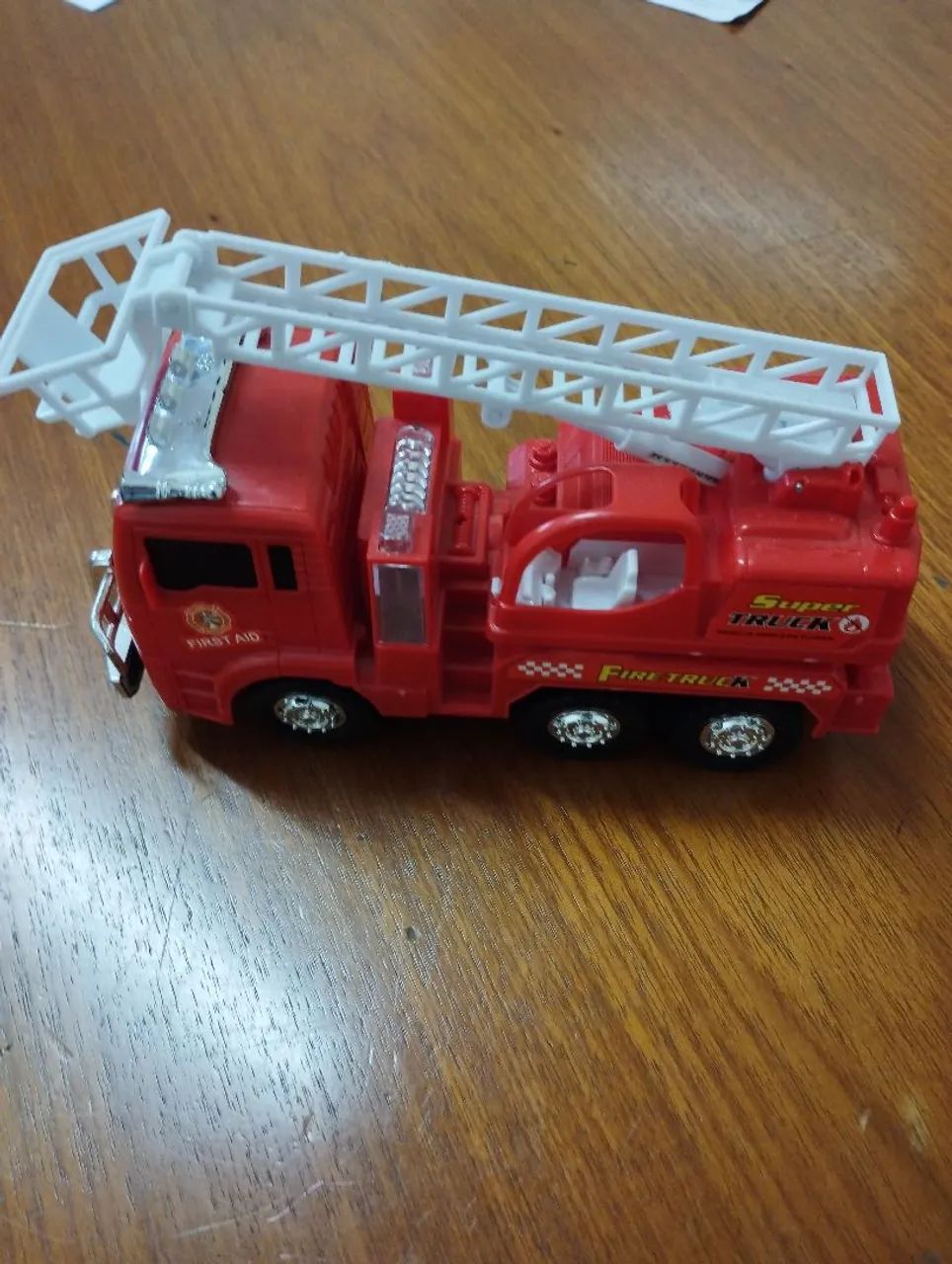 Caminhão de Bombeiros de Brinquedo