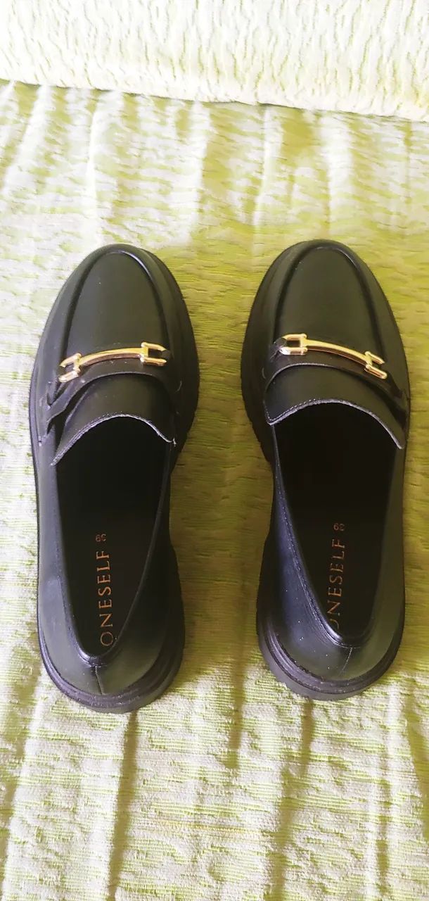Sapatos pretos com detalhe dourado