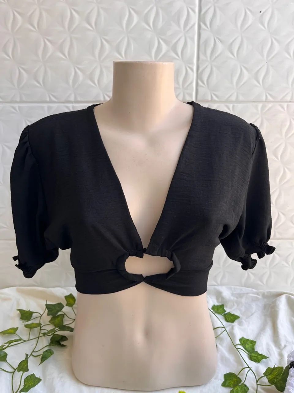 Blusa Cropped Feminina Preta com Detalhe em Anel