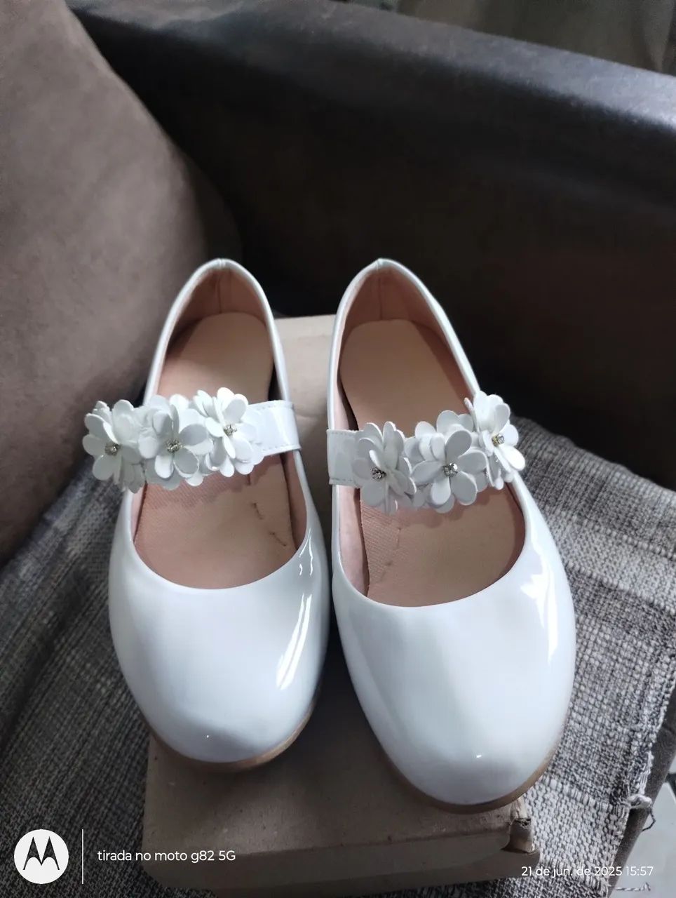 Sapatilha infantil branca com detalhes florais