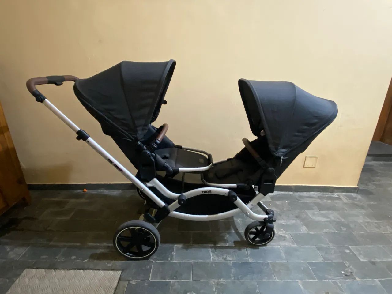 Compre pelo melhor preço! Carrinho de bebê gêmeos 