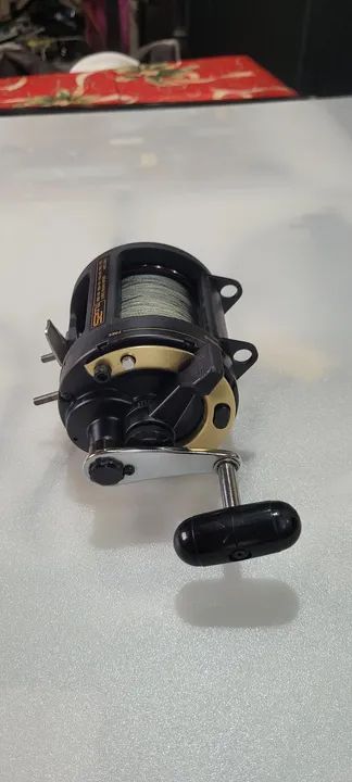 Carretilha shimano TLD-25 ,Preta lado direto 5 rol já c/ 500m de linha  multi filamento - Foto 2