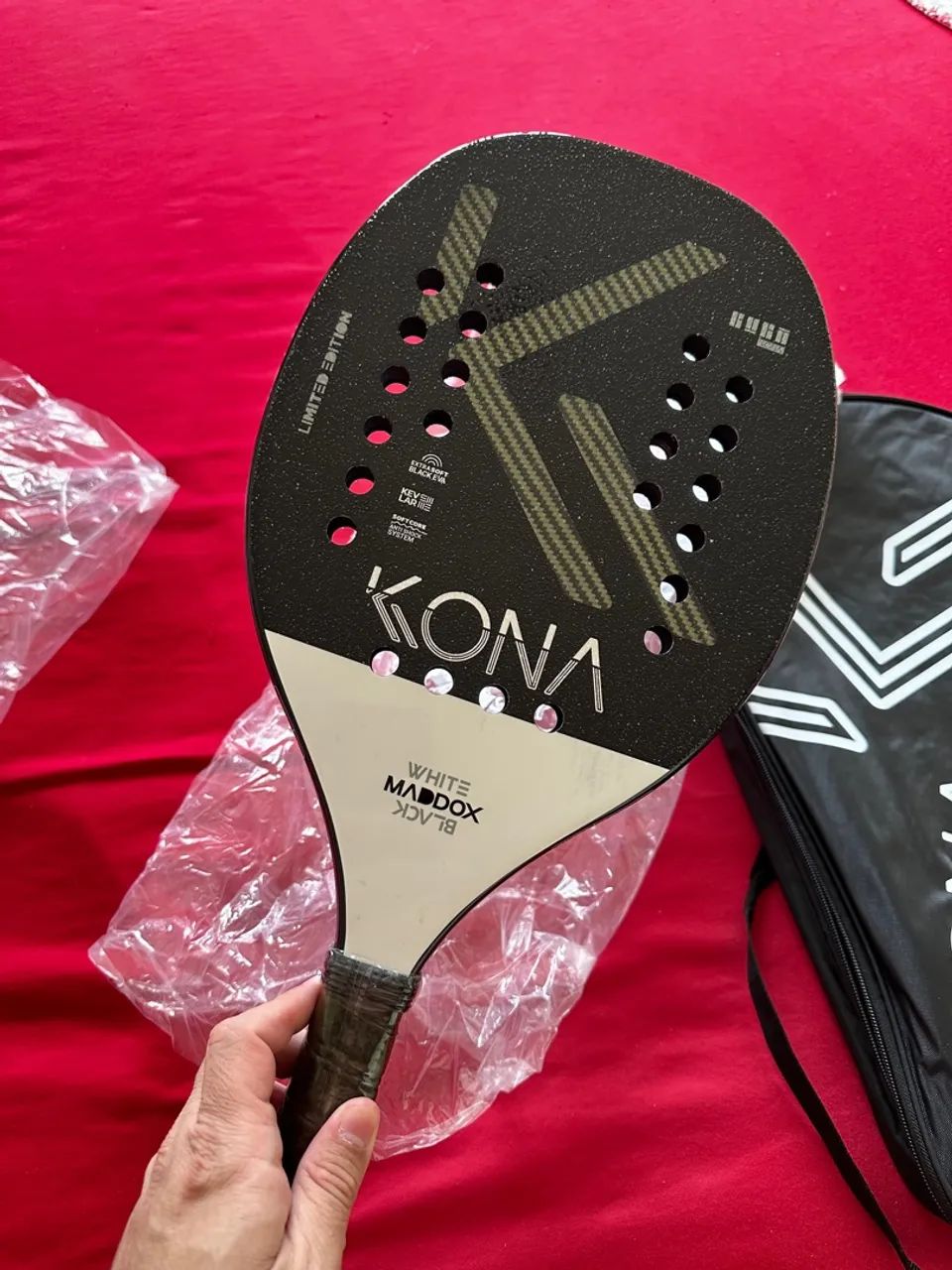 Raquete Beach Tennis Kona MADDOX Black White Limited Edition nova