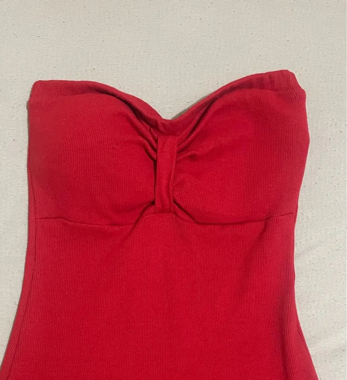Vestido tomara que caia vermelho, com fenda lateral - Foto 2