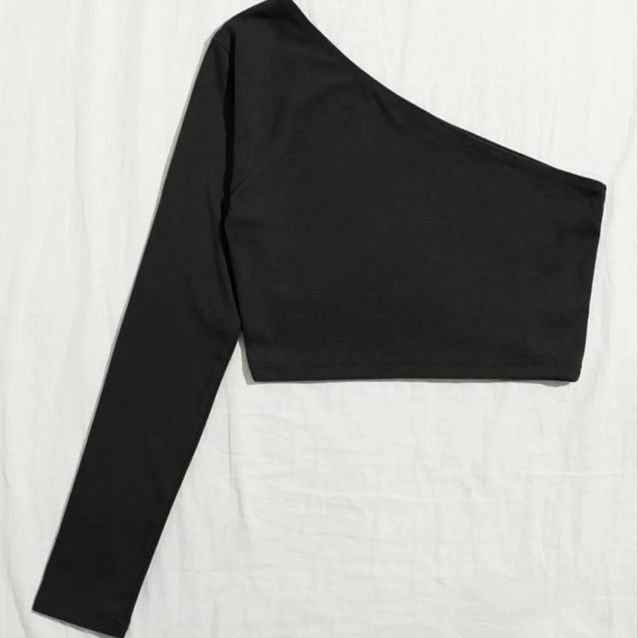 Blusa Cropped Ombro Único Manga Longa Preta